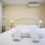 Bright 1Bdr Apartment In Top Center