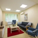 Bright 1Bdr Apartment In Top Center