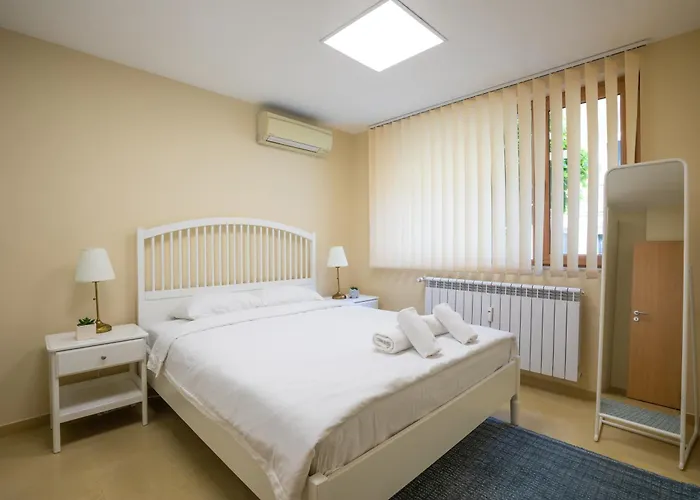 Bright 1Bdr Apartment In Top Center